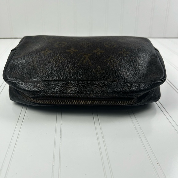 Louis Vuitton Trousse 23 Unisex
Brown Monogram canvas Cosmetic Bag - Picture 6 of 14